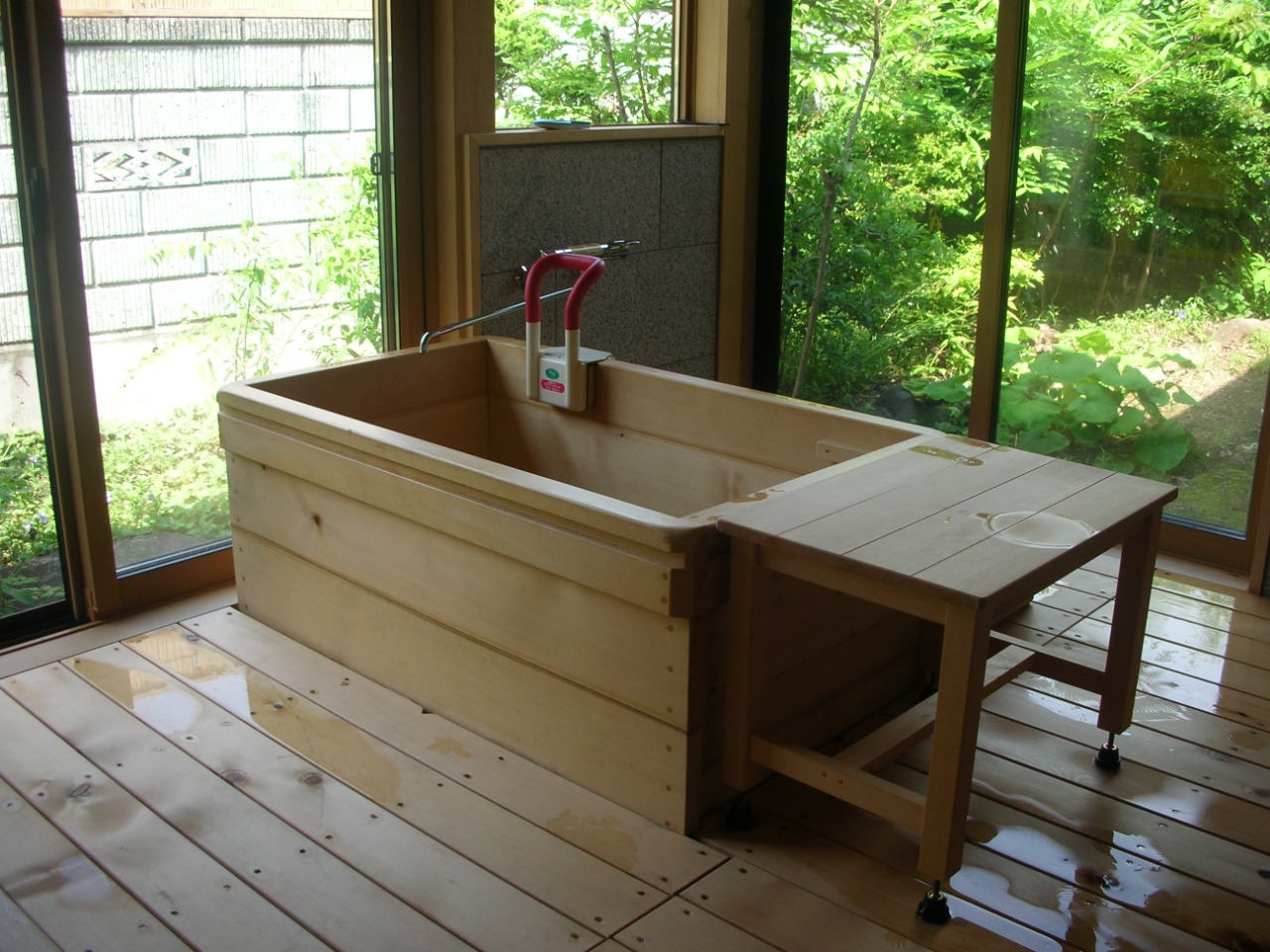 露天風呂の様な、四季を感じることができる浴室です